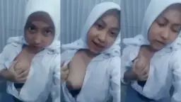 Abg Hijab SM4 Pamer Nenen Di Toilet Sekolah